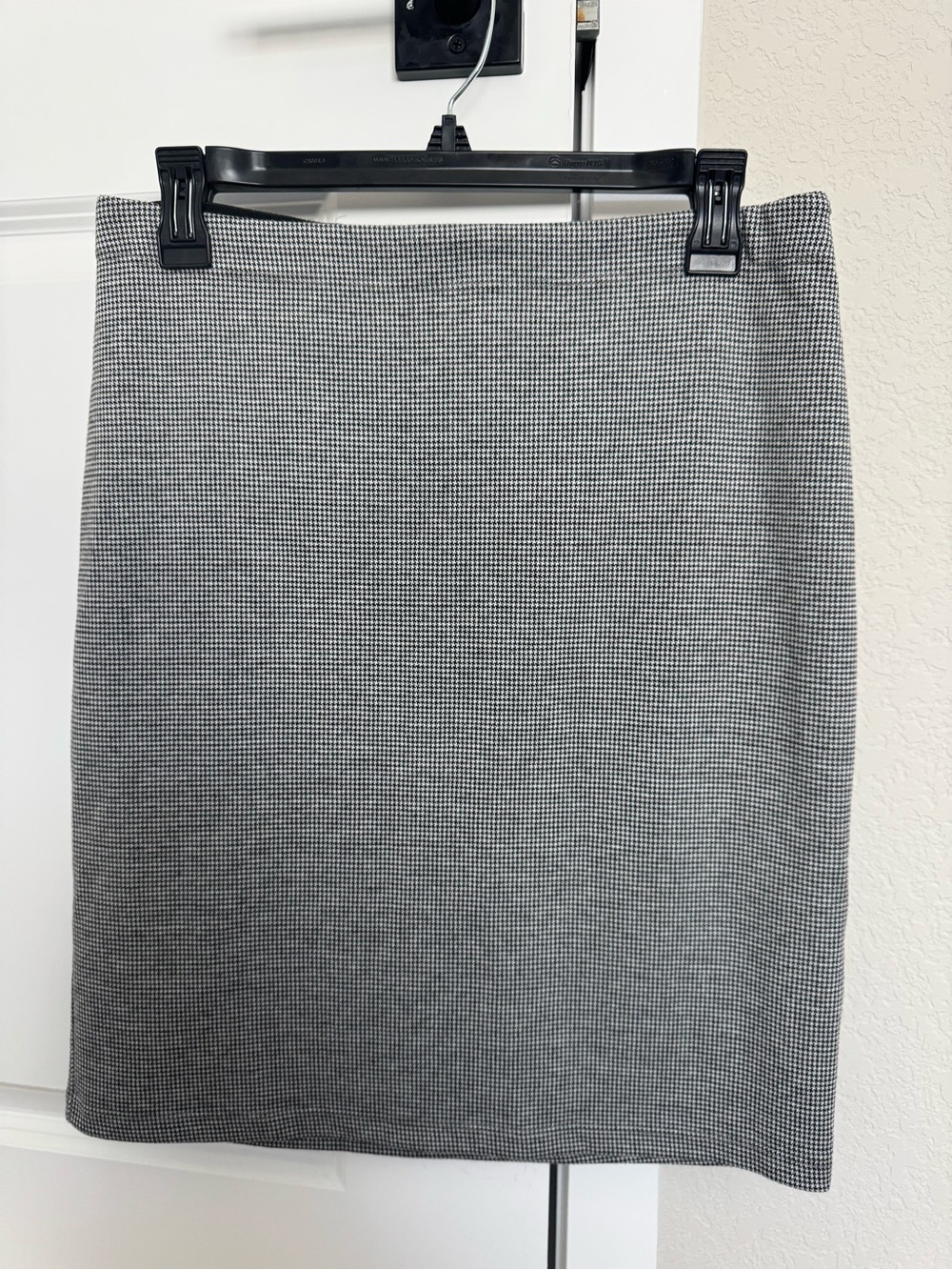 Max Studio Gray Houndstooth Pencil Skirt